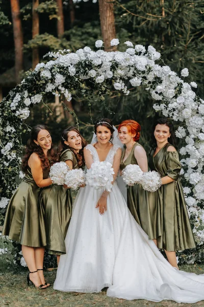 Družičky Spolu Nevěstou Usmívají Nevěsta Její Zábavní Přátelé Slaví Svatbu — Stock fotografie