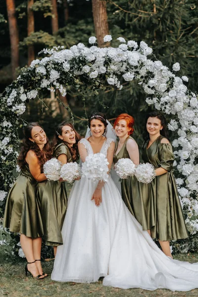 Bruidsmeisjes Glimlachen Samen Met Bruid Bruid Haar Leuke Vriendinnen Vieren — Stockfoto
