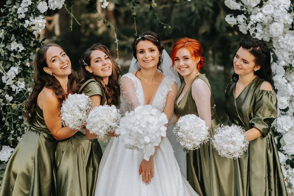Dama Honra Sorrindo Junto Com Noiva Noiva Seus Amigos Divertidos — Fotografia de Stock