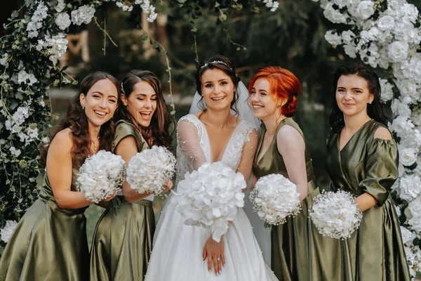 Brautjungfern Lächeln Zusammen Mit Der Braut Die Braut Und Ihre — Stockfoto