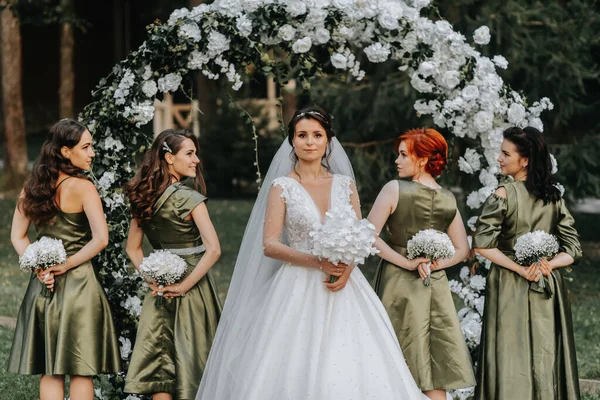 Krásná Nevěsta Drží Svatební Kytice Rukou Dívá Její Družičky Které — Stock fotografie