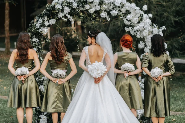 Beautiful Bride Holds Wedding Bouquet Her Hands Looks Her Bridesmaids — Stock Photo, Image