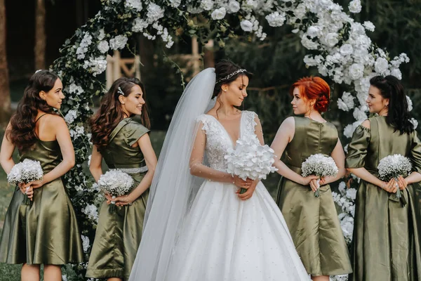 Eine Schöne Braut Hält Einen Hochzeitsstrauß Ihren Händen Und Blickt — Stockfoto