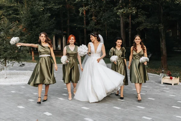 Όμορφη Νύφη Και Φίλες Της Παράνυμφοι Διασκεδάζουν Μετά Την Γαμήλια — Φωτογραφία Αρχείου