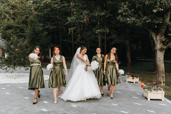 Mooie Bruid Haar Vriendinnen Bruidsmeisjes Die Plezier Hebben Huwelijksceremonie Gelukkige — Stockfoto
