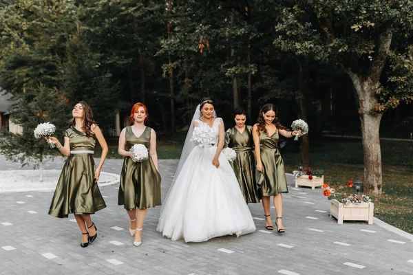 漂亮的新娘和她的朋友 婚礼后的伴娘们 在他们最好的朋友的婚礼上快乐的女孩 美丽而优雅的新娘和伴娘走在楼梯上 — 图库照片