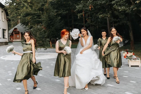 Krásná Nevěsta Její Přátelé Družičky Baví Svatebním Obřadu Šťastné Holky — Stock fotografie