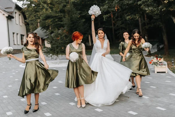 Mooie Bruid Haar Vriendinnen Bruidsmeisjes Die Plezier Hebben Huwelijksceremonie Gelukkige — Stockfoto