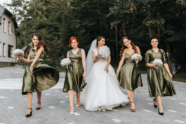 Schöne Braut Und Ihre Freundinnen Brautjungfern Beim Spaß Nach Der — Stockfoto