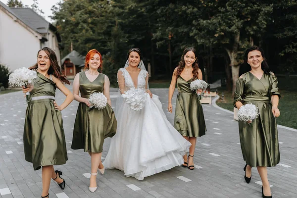 漂亮的新娘和她的朋友 婚礼后的伴娘们 在他们最好的朋友的婚礼上快乐的女孩 美丽而优雅的新娘和伴娘走在楼梯上 — 图库照片