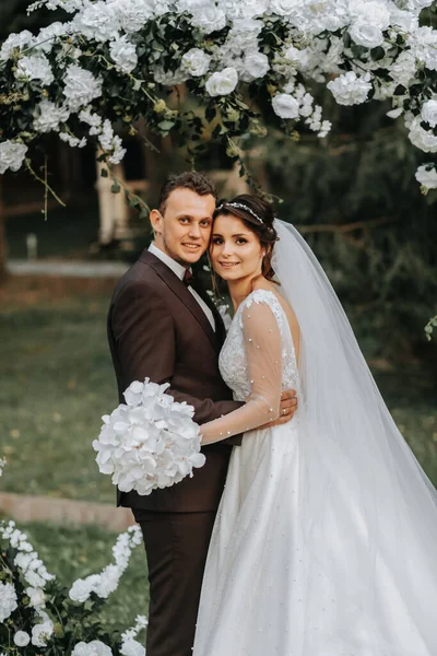 Sposi Felici Dopo Cerimonia Nuziale Arco Cerimoniale Rotondo Abito Bianco — Foto Stock