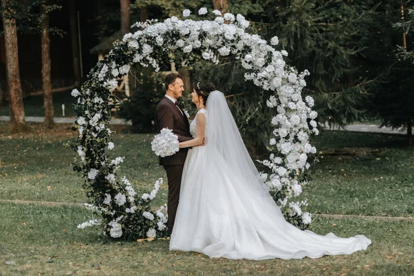 Glückliches Brautpaar Nach Der Trauung Runder Zeremonienbogen Langes Weißes Kleid — Stockfoto