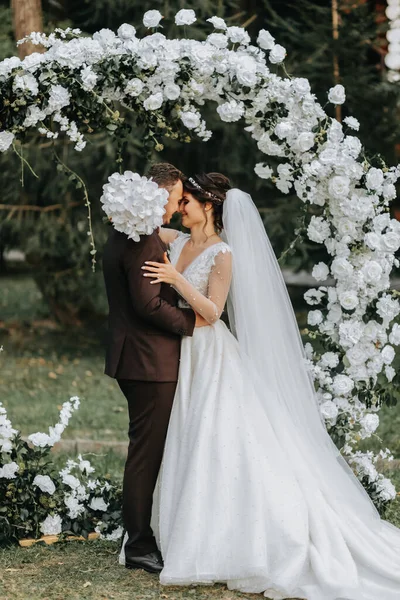 Boldog Menyasszony Vőlegény Esküvő Után Kerek Ünnepi Menyasszony Hosszú Fehér — Stock Fotó