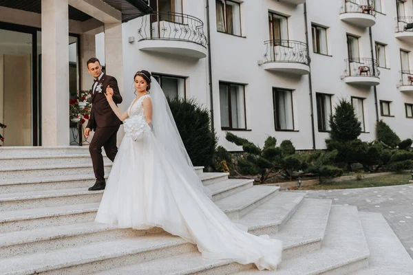 Γαμπρός Και Νύφη Περπάτημα Εξωτερικούς Χώρους Κοντά Ένα Σικ Ξενοδοχείο — Φωτογραφία Αρχείου