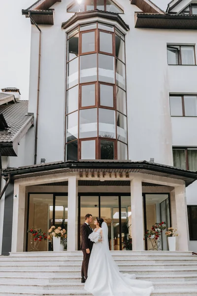 Γαμπρός Και Νύφη Περπάτημα Εξωτερικούς Χώρους Κοντά Ένα Σικ Ξενοδοχείο — Φωτογραφία Αρχείου