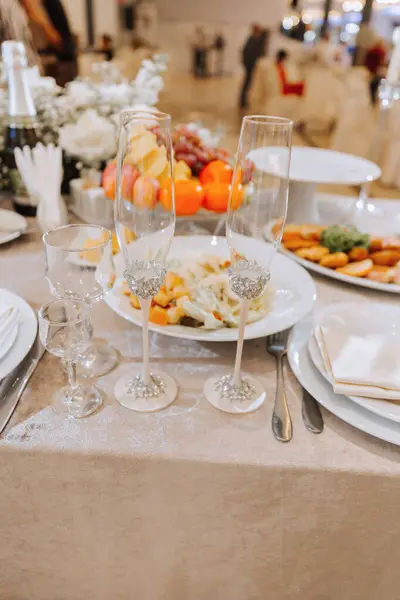 Catering Élelmiszer Asztal Készlet Dekoráció Háttér Szalvéták Tányérok Pirítós Poharak — Stock Fotó