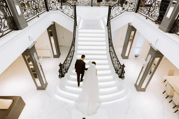 Noiva Noivo Subir Escadas Para Celebrar Casamento Foto Cima — Fotografia de Stock