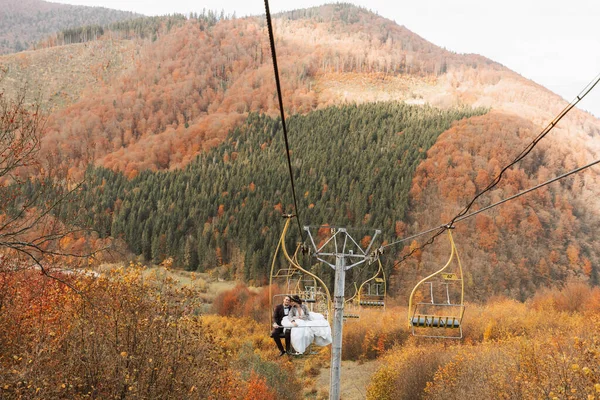 Ein Glückliches Hochzeitspaar Fährt Mit Einem Berglift Bergauf Bräutigam Und — Stockfoto