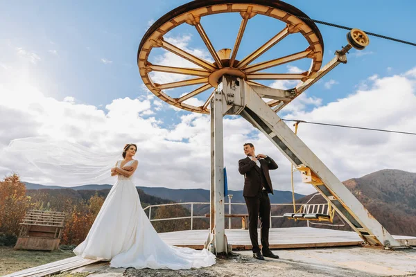 Pareja Casada Entre Montañas Novia Mirando Hacia Atrás Novio Chica —  Fotos de Stock
