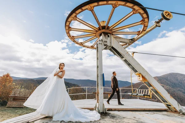 Pareja Casada Entre Montañas Novia Mirando Hacia Atrás Novio Chica —  Fotos de Stock