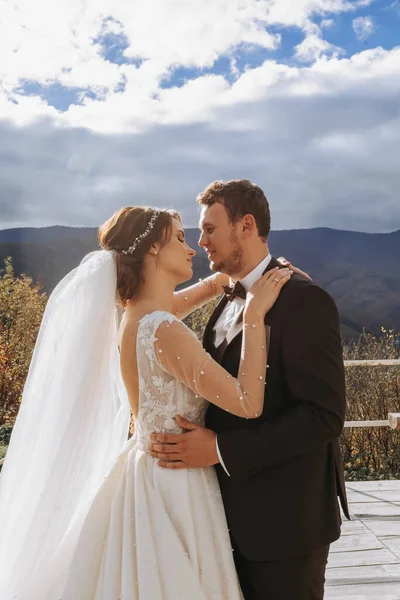 日落时 美丽的新婚夫妇在山上拥抱 在喀尔巴阡山脉漫步的新娘和新郎 — 图库照片