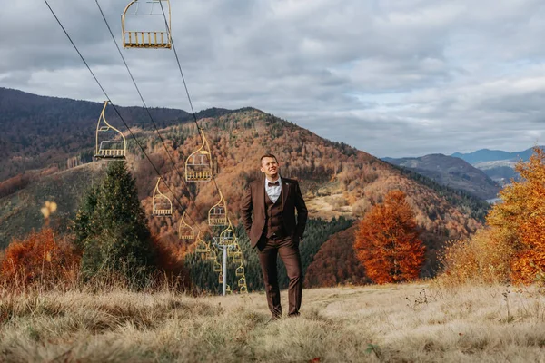 Junger Mann Auf Einem Berg Geschäftsmann Bräutigam Bräutigam Antenne — Stockfoto