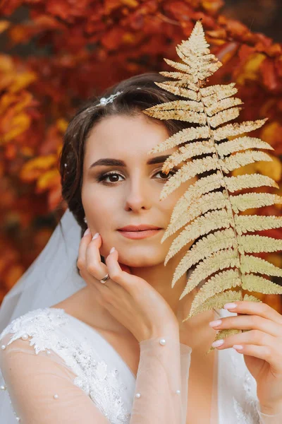 Дівчина Красивою Зачіскою Макіяжем Стоїть Білій Весільній Сукні Осінньому Лісі — стокове фото