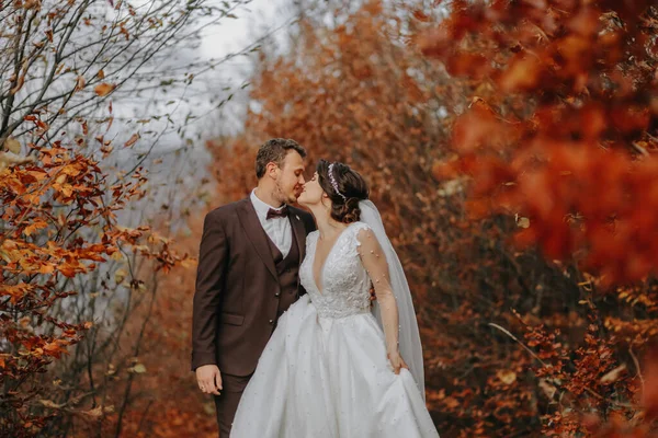 Ślubna Para Spacerze Jesiennym Parku Średni Portret Miejsce Tekst — Zdjęcie stockowe