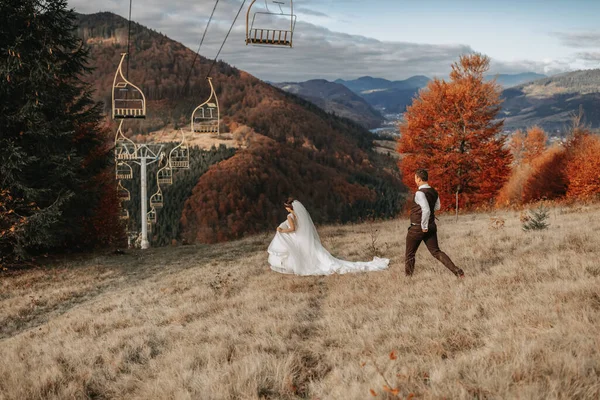 Весільна Пара Гуляє Горах Наречений Йде Прямо Нареченої Тлі Красивого — стокове фото