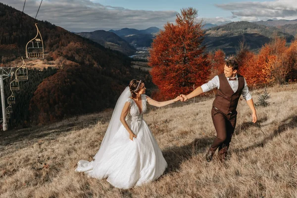 Весільна Пара Гуляє Горах Наречений Веде Наречену Руку Сукня Нареченої — стокове фото