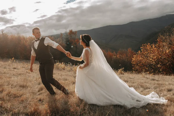 Casamento Casal Caminha Nas Montanhas Noivo Conduz Noiva Pela Mão — Fotografia de Stock