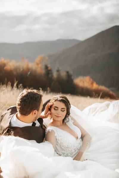 가을마른 배경에 신부와 신랑의 초상화 산에서 결혼의 보헤미안 신부가 — 스톡 사진