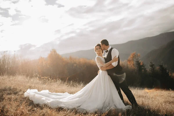 Щаслива Весільна Пара Позує Над Красивим Пейзажем Горах — стокове фото