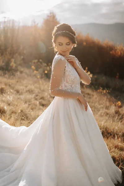 Portré Menyasszony Lágy Fényben Hegyekben Háttérben Erdő — Stock Fotó
