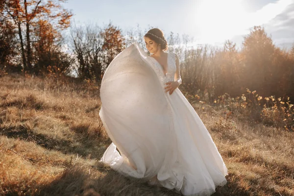 Esküvői Fotó Menyasszony Vőlegény Erdőben Sétálnak Menyasszony Gyönyörűen Feldobja Hosszú — Stock Fotó
