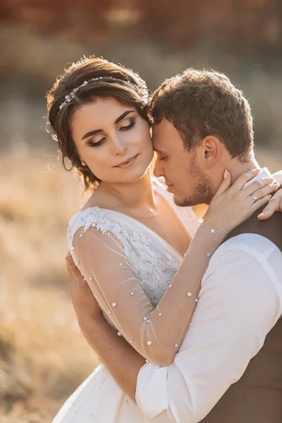 Güzel Bir Düğün Çifti Taşların Arkasında Gülüp Öpüşüyor Omuzları Açık — Stok fotoğraf