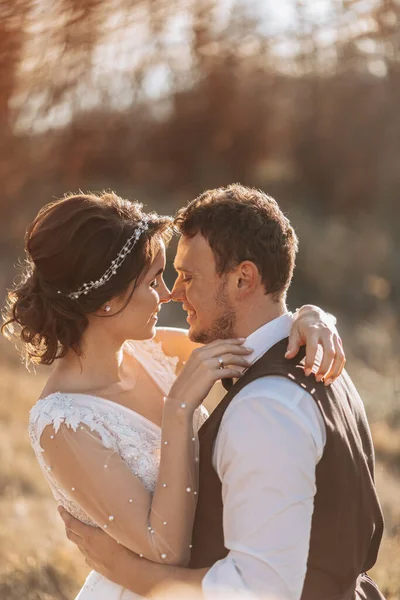 Casal Casamento Bonito Rindo Beijando Contra Fundo Pedras Vestido Com — Fotografia de Stock
