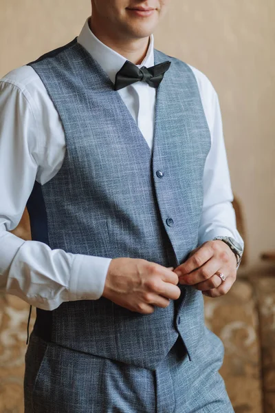 新郎的早晨和细节 白衬衫 蓝色背心 年轻人 时髦新郎穿好衣服 准备婚礼 男性手部的特写 — 图库照片