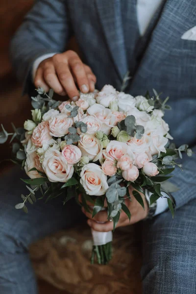 Vőlegény Egy Csokor Virággal Egy Szobában Egy Csodálatos Belső Vőlegény — Stock Fotó