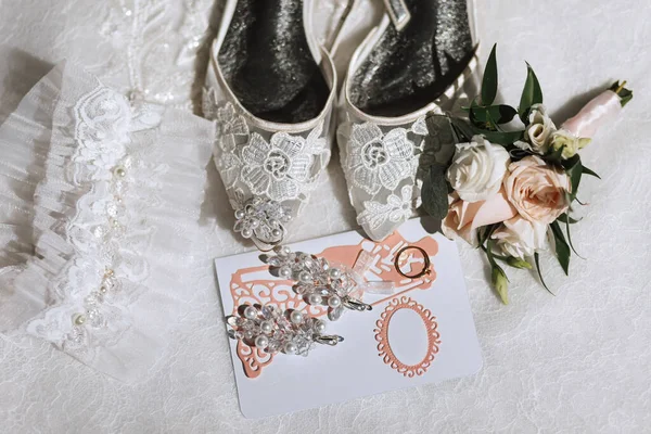 浅色结婚饰物 结婚戒指 吊袜带和婚纱 — 图库照片