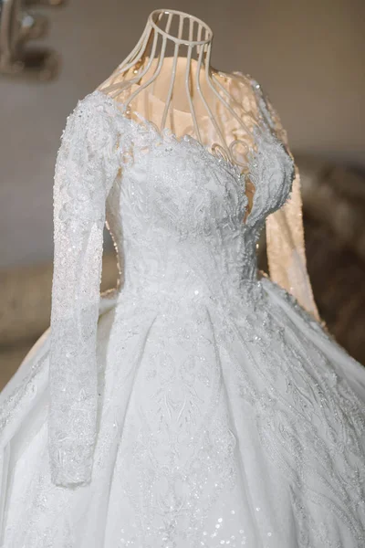 Изысканное Свадебное Платье Кружевными Рукавами Металлическом Манекене Комнате Невесты Высококачественное — стоковое фото