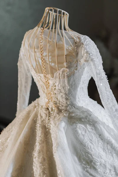 在新娘的房间里 一件精致的婚纱配上花边袖子 镶嵌在金属人偶上 高质量的照片 婚礼的细节 有绣花的白色长裙 — 图库照片