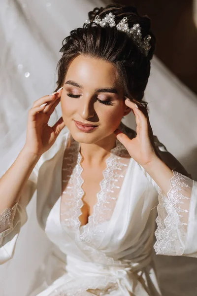 Die Brünette Braut Sitzt Einem Satinmantel Auf Der Couch Schönes — Stockfoto