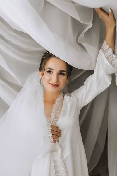 Gyönyörű Menyasszony Esküvői Frizura Fehér Alapon Közelkép Egy Fiatal Gyönyörű — Stock Fotó