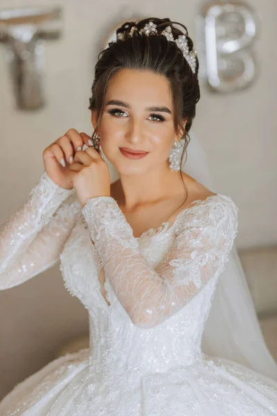 Bela Noiva Jovem Vestir Antes Cerimônia Casamento Casa Uma Noiva — Fotografia de Stock
