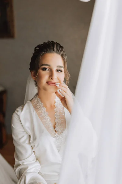 Linda Noiva Penteado Casamento Contexto Branco Retrato Close Uma Jovem — Fotografia de Stock