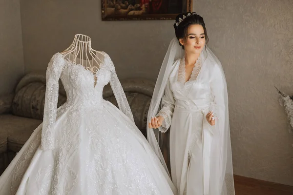 Neben Dem Kleid Steht Eine Brünette Braut Einem Satinmantel Schönes — Stockfoto