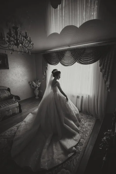Наречена Білій Весільній Сукні Щаслива Красива Молода Жінка Білій Традиційній — стокове фото