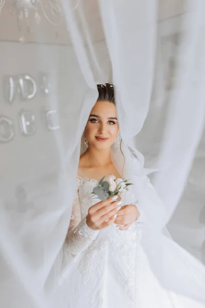 Брюнетка Невеста Белом Платье Держит Свой Свадебный Букет Позирует Французский — стоковое фото