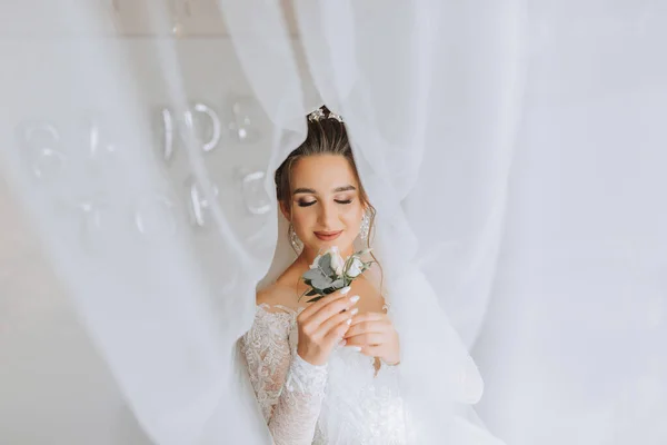 Una Sposa Bruna Abito Bianco Tiene Suo Bouquet Sposa Posa — Foto Stock